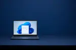 Windows 11 laptop på træbord med negativ plads til tekst – hero billede