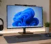 Moderne desktop-pc-opsætning med stor skærm, tastatur, mus og minimalistisk skrivebord, som illustrerer artikel om Windows 12